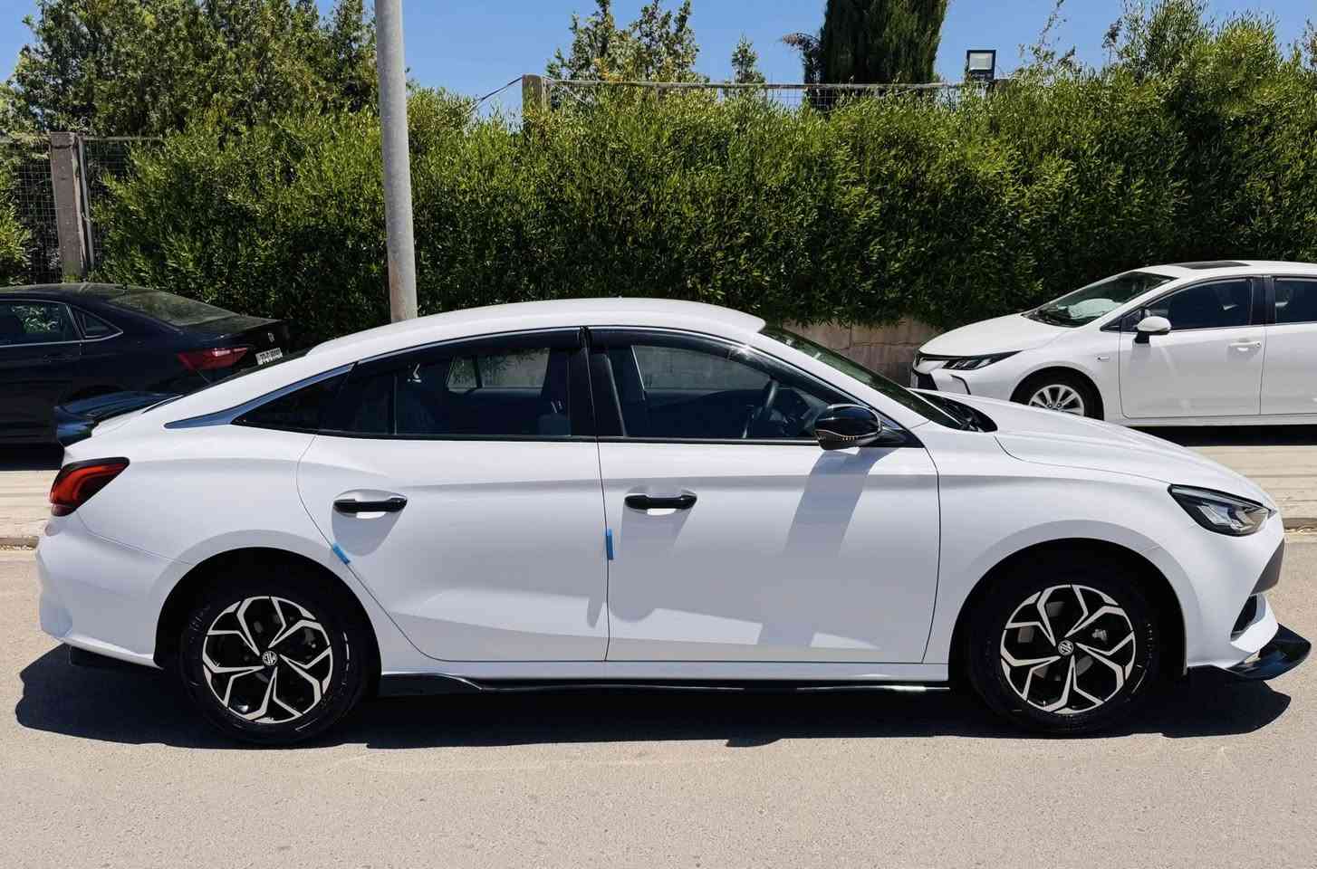 ئێم جی  MG GT 2025 Sport گێڕعادی.كامل.جوانكارى
تەنها. 12.هةزار رۆشتووە.هیچی نیە بەشەرت
مواصفات.بەصمة.شاشەوكاميرا.حساس.
ئاوێنە ئیشارەت.لايت زينۆن.  ڤۆلیۆ
سحر.102$🔥
مكان : أربيل. 
موبایل..***********
