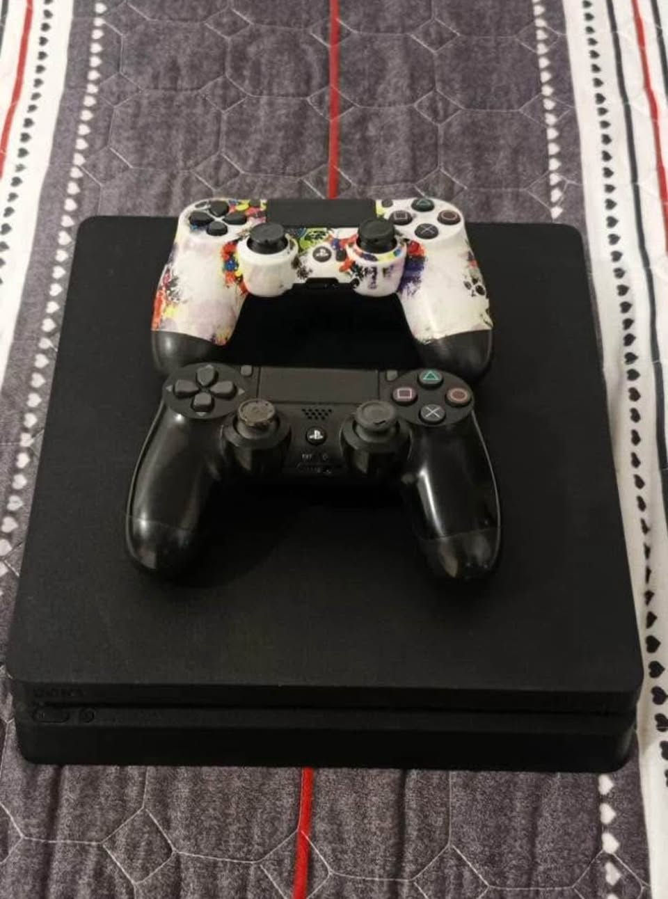 السلام عليكم 
بلي ٤ للبيع سعره 175 ويا يدتين غراضه كامله وبي العاب بالجهاز وويا قرص ريد ديد 2
الجهاز اونلاين مامهكر 
عنواني الانبار قضاء هيت وهذا رقمي
*********** هيت, الأنبار
