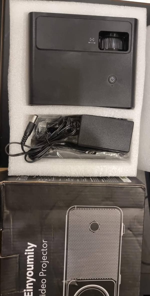 داتاشوو Einyoumily
وصف المنتج: جهاز العرض Einyoumily هو جهاز عرض منزلي ذكي مخصص لعرض الفيديوهات والصور على شاشة كبيرة. يأتي بتصميم مدمج يسهل حمله واستخدامه في أي مكان. يتميز بإمكانية الاتصال بعدة أجهزة مثل الهواتف الذكية وأجهزة الكمبيوتر المحمولة من خلال HDMI وUSB وAV، كما يدعم دقة عرض عالية تصل عادة إلى Full HD أو 720p، مما يجعله مناسباً للمشاهدة المنزلية، التعليم والعروض التقديمية. الجهاز يحتوي أيضاً على مكبر صوت داخلي يمنح تجربة صوتية واضحة وجيدة بدون الحاجة لمكبرات خارجية. سهل الإعداد ويأتي مع عدسة قابلة للتعديل لضبط التركيز والسطوع بما يتناسب مع المساحة والإضاءة المحيطة.
مميزات المنتج:
- دعم HDMI وUSB وAV
- تصميم مدمج وسهل الحمل
- مكبر صوت مدمج بدقة عرض عالية
#متوفر ✅
حجز والاستفتسار واتساب 
***********📱

يوجد خدمة توصيل 
محافظات 5الاف 
بابل المسيب 3 آلاف 
المسيب حي العسكري 🏍️ مجاني
