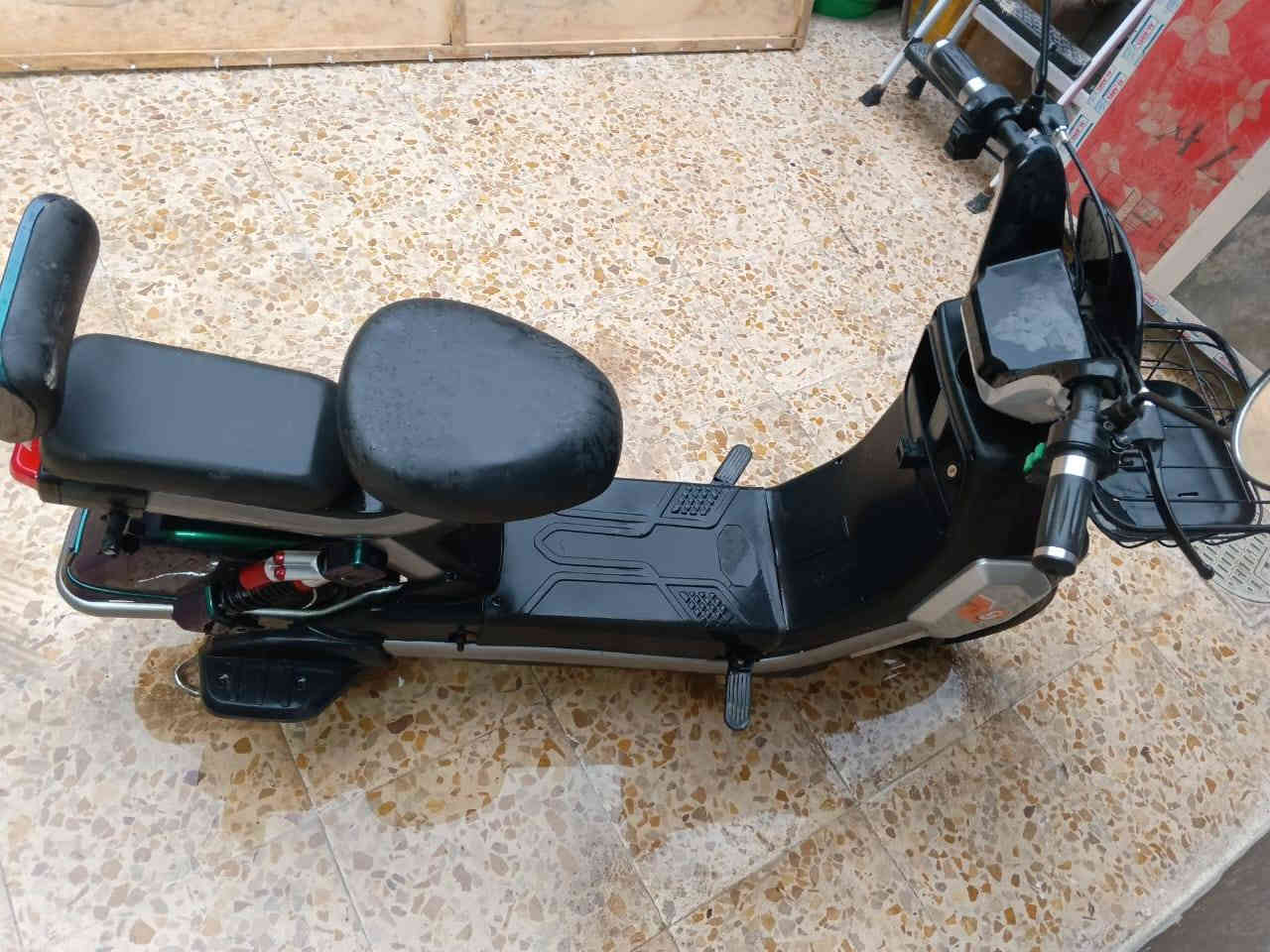 السلام عليكم من رخصت صاحب الكروب العزيز عندي دراجه شحن نضيفه تجي وتشوفها بطاريات 5 اسويجات 2 الدارجه خير من الله سعره 300 عنوان قرب سوق حي نصر  ***********
