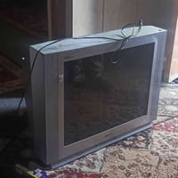 تلفزيون قديم شغال للبيع بـسعر مناسب 07822529433