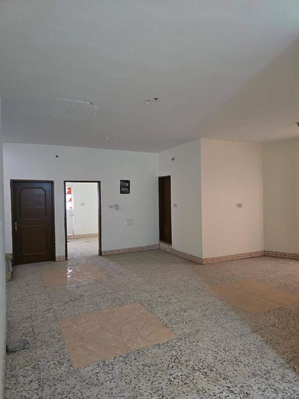 يتوفر بيت الليجار
المساحة 400متر 
يتكون من طابقين 
طابق الرضي 4غرف  صحيات ديوانية صالة كبيرة كراج ستقبال 
طابق ثاني 3قرف  صالة صالة ستقبال   
العنوان شارع بغداد  
سعر خاص 
ستفسار *********** 
ابو عباس
