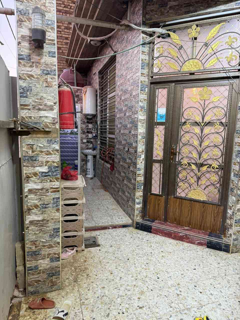 اللهم صلي على محمد وآل محمد
دار للبيع 🏛️   بناء جديد 
⛔   حي  الصدر الاول قرب مكتب أدم 
📈 المساحة   :  100 مربع 
يتكون من : طابقين 
- غرف نوم عدد 3
- صالة 
- استقبال 
- مطبخ
صحيات 
كراج 

☎️ للأستفسار والمعاينة اتصل على :
***********
الرقم يحتوي على واتساب 
📍 زيارة مكتبنا الكائن في : حي الصدر الاول السايدين قرب مطعم كباب نذير 
📥 مكتب أدم
