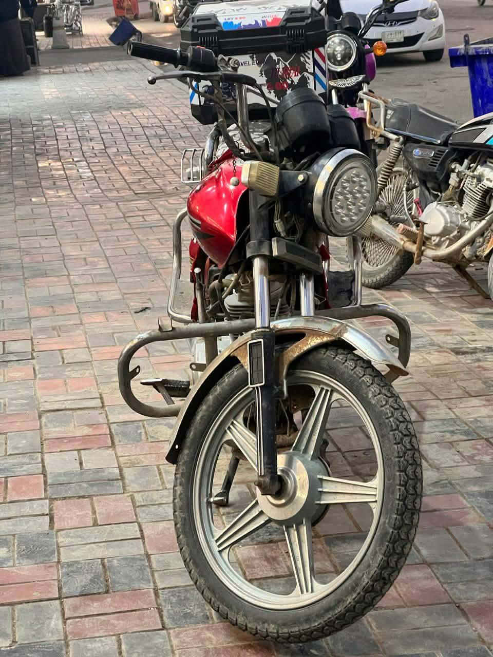 سلام عليكم اخون دراجه فيوم اوراق اصولي  البيع صاحبه شرطي وكلشي شغال بيهه ***********
