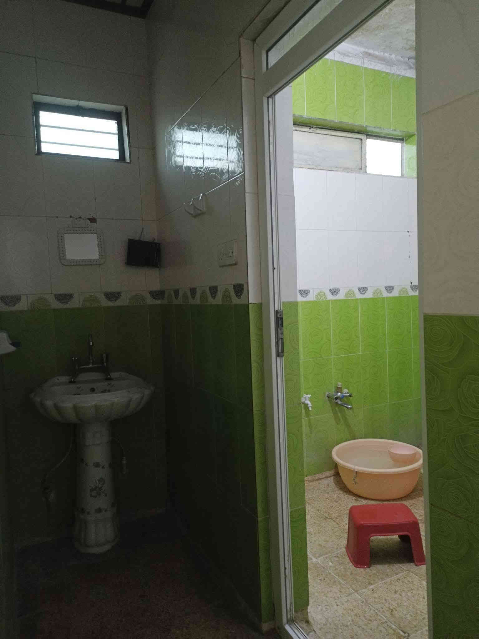 بيت للبيع 100 متر واجهة 10
بناء قديم ركن
حي التحرير( قرب ساحة الحجي)
طابق واحد:-
استقبال 
مطبخ 
مشتملات 
غرفتين 

مكتب دار العز للعقار قرب المدخل الاول حي الزهراء 
للتواصل على الرقم التالي 
***********
***********
واتساب 
***********
