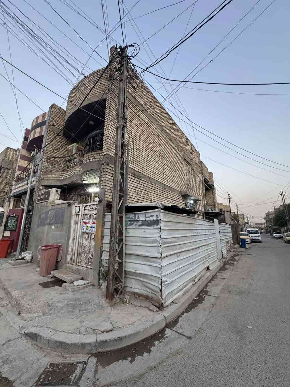 دار للبيع
 حي الضباط قرب شارع المكاتب المرمر و الكاشي 
مساحة63م طابو صرف 
البناء 
يتكون من استقبال و صاله و صحيات
الطابقه الثاني
غرفتين نوم و صحيات 
و مخزن في السطح

للستفسار
***********
***********
