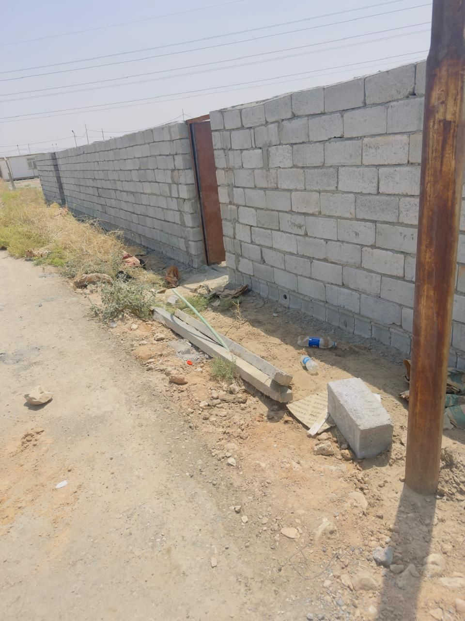 قطعه ارض زراعيه للبيع المساحه ٤٠٠ متر الواجهه ٢٠ ونزال ٢٠ مقابل مجمع السلام السكني سند ٢٥ للاستسفار *********** ومتوفره كافة الخدمات
