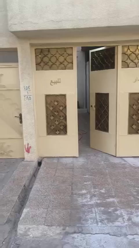 دار غربي في منطقة حي السويس (الدركزلية)  بظهر الخوصر مساحته ٢٠٤ متر مربع مكون من طابقين(شقة معزولة +دار ارضي) يحتوي الطابق الارضي على اربعة غرف وهولين وسرداب وبيتونة كبيرة ومطبخ خارجي وكراج وسطح عدد (٢) وتحتوي الشقة على ٣ غرف وهول وبيتونة وسطح عدد (٢)
وموجر بمبلغ ٧٠٠ الف دينار كوارد شهري للارضي والشقة السعر ٢٠٠ مليون وبيه مجال بالتعامل للاستفسار التواصل على الخاص او الاتصال على الهاتف 
ملاحظة:-انا صاحب الدار. 
‏‪***********‬‏
***********
