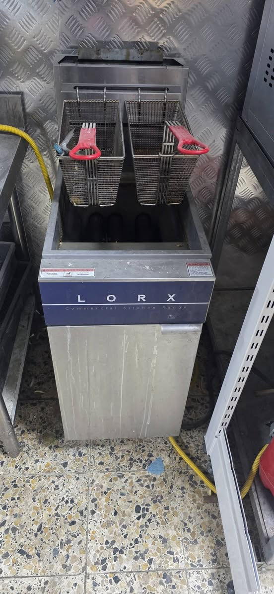 سلام عليكم من رخصت الادمن عندي غراض مال مطعم 1قليه فنكر 2فرن مال بيتزا الداخل حجر مو العادي 3 عجانه 4 خلط
5شوايه مال هنبركر 

6ثلجه تخزين الغذاء 

7 ميزين كبير  الستفسار على هذا الرقم***********
