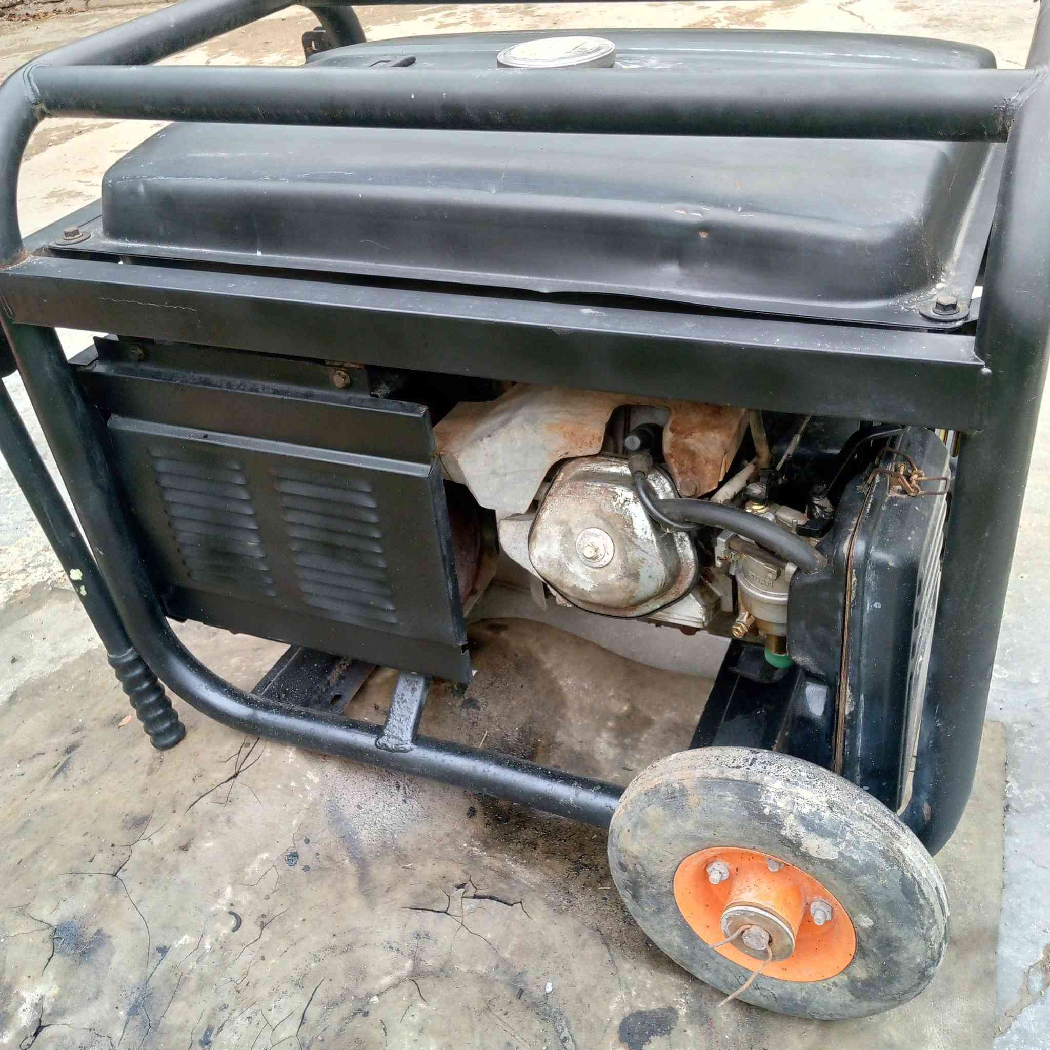 بيع مولده بنزين 5 كي في سعر 250/***********
