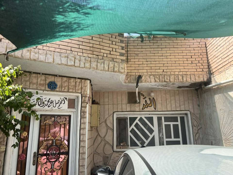 تحية طيبة،،

🏠دار سكن طابو صرف للبيع

📐 المساحة : ١٥٠ متر  الوجه ٧ونص والنزال ٢٠م

📍الموقع :  معمل السوس شارع الحسينه نهايته الفرع بصف الركن يبع او مراوس بالموظفين او السياسيين ،،

#للمعلومات خدمات كامله بالمنطقة ،،

#يحتوي على غرفه +ستقبال +صاله+مطبخ حمامات داخليه وخارجيه طابق واحد بيتون وأستاره وكراج سياره واسع مع حديقه ،،

#السعر : ٩٥ مليون وبي مجال ،،

#ملاحظة بيع او مراوس بالموظفين او السياسيين 

للاستفسار/ ***********  /***********
