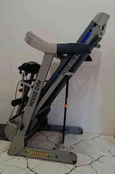 جهاز جري  مستخدم شي قليل
السعر ٣٢٥
الماطور نحاس 100% 
بقدرة تحمل عالية تصل الى 150 كيلو  . 
متعدد السرعات .
والمصدات الطبية . 
قابل للطي نظام سهل الخزن والنقل . 
وكذلك ملحق بمضخم صوتmp3 اواكس 
ويحتوي ايضا على شاشه ld رقمية 
تقرأ السرعة . Speed 
والوقت . Time
والسعرات الحرارية . Call 
والمسافة الكلية . Dis 
ونبضات القلب . 
ونظام الامان ( السيفتي ) 
ويحتوي ايضا على ملحق جهاز رجاج مع حزام .
قرص لف لنحت الخصر
*********** 
موصل شقق الخضراء الجانب الأيسر
