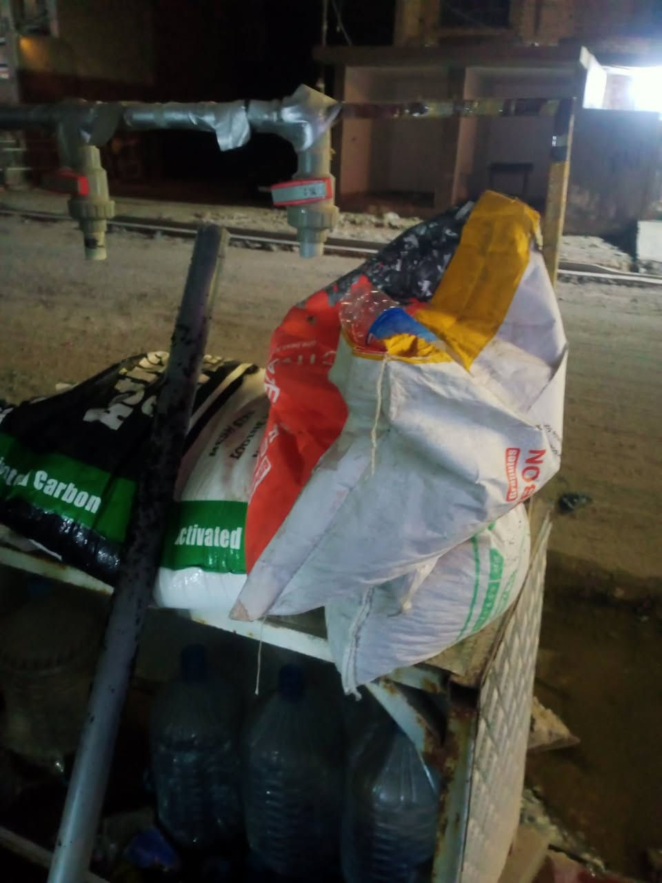 من المشاكل الشائعة التي يعاني منها اصحاب مشورع محطات المياة
كبس او انبعاح الفزل المديا (الكاربوني) 

يكمن الحل ب احدة الطرق 

زرع منضم ضغط (برشر) امام المضخة العمودية 

او زرع كاك ( قفل) امام المضخة العمودية مع قفل الكاك بنسبة ٣٠٪ يسمح بتاخر الماء داخل الفزل و ينضم سحب المضخة 

او وجود فلاش باك من الانتاج الى السحب امام المضخة العمودية 

جانب من صيانة كادر فني في منطقة حي الجهاد بغداد

للتواصل 

*********** يوجد واتساب
