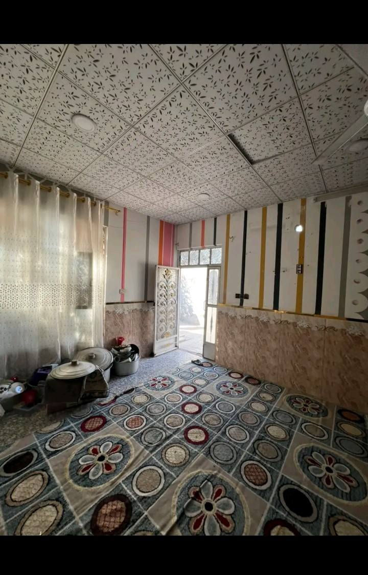 السلام عليكم بيت بل براكيه شارع مطار القديم مقابل محطت شارقه لجوه بيت مساحه 210 متر يحتوي علئ غرفتين صاله مطبخ استقبال صحيات داخلي وخارجي بيت مسجل بل ماء وبل بلديه مرقم للستفسار وسعر اتصل علئ رقم ***********
