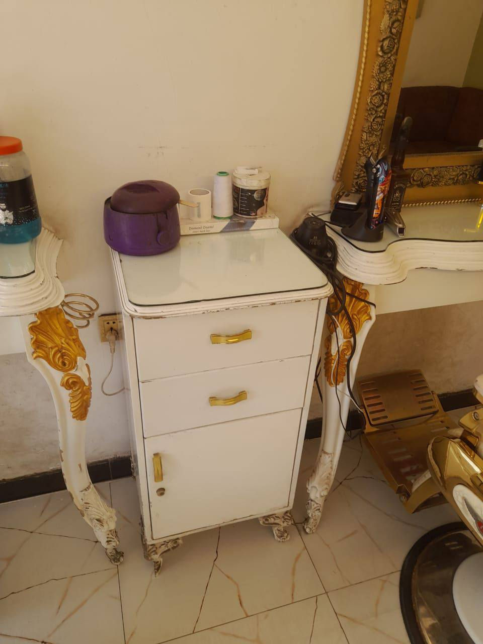 سلام عليكم ورحمه الله
ميز صالون ومراية وكومدي للبيع 
***********
