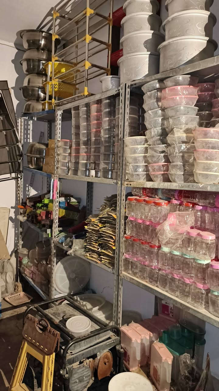 سلام عليكم محل كامل للبيع يحتوي على رفوف مثل ماموضح بل صور ومولد وكامرات وشاشة المحل كامل للبيع سعره 8مليون وبي مجال مكان بغداد المعامل 🌹‏‪***********‬‏ 🌹
