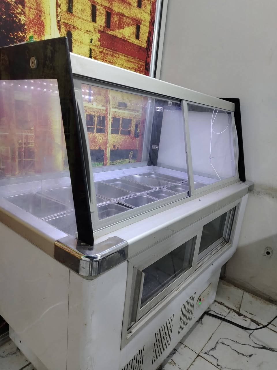 براد مقبلات  12 بلم للبيع استخدام قليل. للتواصل. ***********
