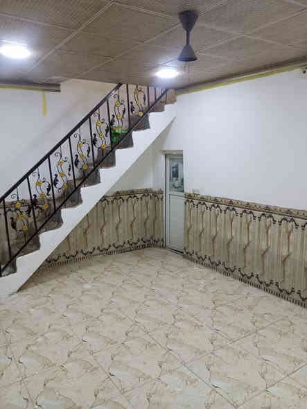 السلام عليكم بيت للبيع في الجمعيه طويريج مساحه البيت 120 متر زراعي سنه 25 قرار محكمه البيت متكون من غرفه واستقبال وصاله وصحيات خارجيه داخليه الخدمات كامله مي ومجاري وتبليط بالباب بيت ومرتبه حلو  سيراميك وعالي  عالشارع ومرتب يعني كلش سطحه مضبوط وسعره مناسب جدا العنوان الجمعيه الشارع  مدرسه نبع المعرفه شويه لجوه او على شارع المتجع الشط قريب الضغط العالي قريب على شاط جدا وسعره مناسب سعره 53 مليون اكو تصوير فديو كامل  وتحياتي للاستفسار اتصل ‏‪***********‬‏
