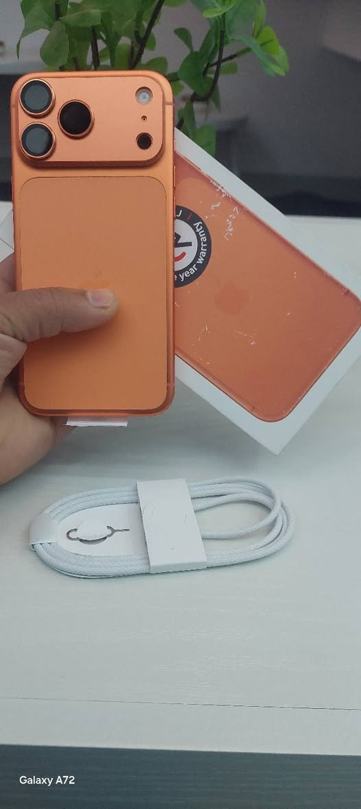 السلام عليكم
ايفون 17 برو ماكس ظمان عربي شرق اوسط 
هارد 256
بطاريه 100
عدد دورات الشحن 17 
نظافه 100/100
السعر مليون 900
***********
