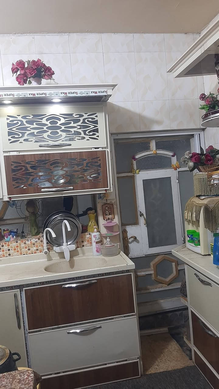 بيت للبيع حله حي الجامعه 100 متر طابقين الاول استقبال هول مطبخ صحيات منور
الثاني غرفتين نوم هول صحيات حي الجامعه خلف اعدادية الجامعه تبليط وكافة الخدمات متوفره 
اتصال عالرقم ***********
لللستفسار عالرقم
