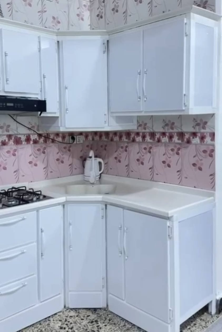 الكاونتر هذا تفصال مبطن قياس 3 ونص ويا الشافط والطباخ كلة 900 وبي مجال  كلش نضيف للتواصل ***********
