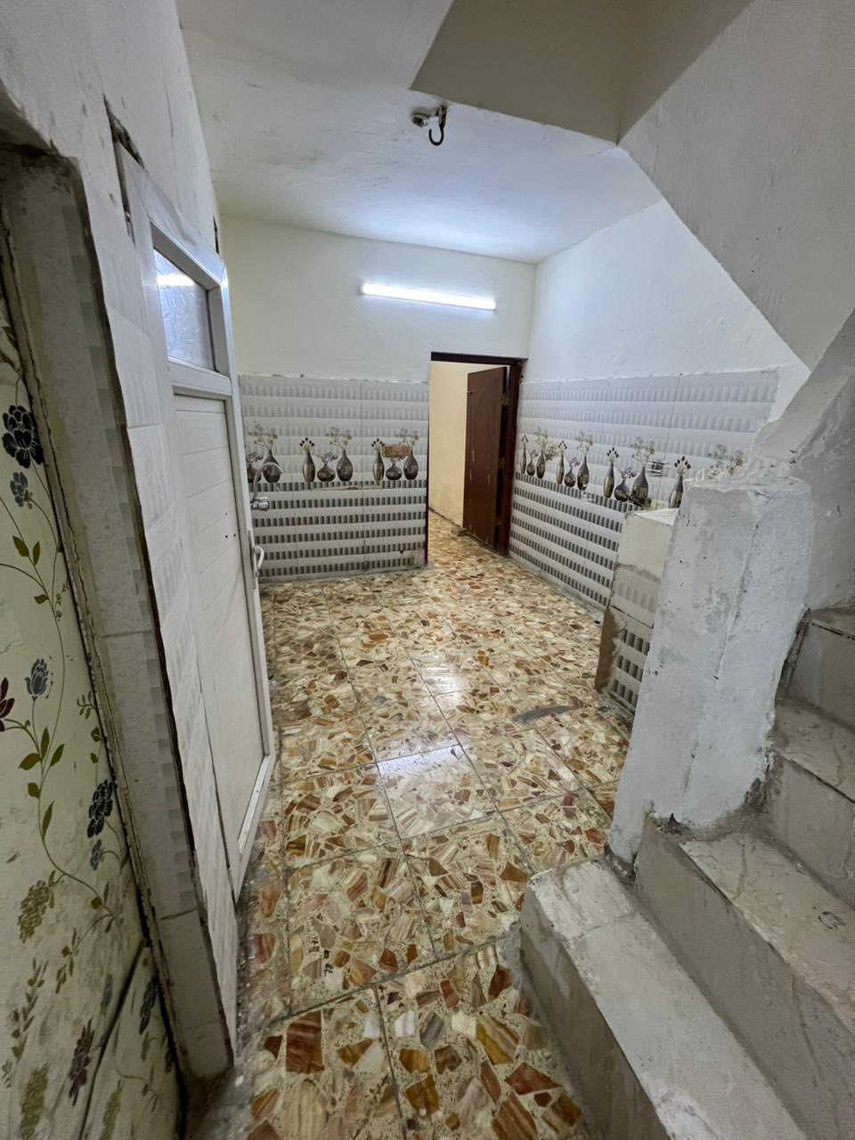 يتوفر بيت طابقين للإيجار غرفتين وحده بالطابق الثاني والثانيه بالأرضي بالاضافه إلى مطبخ وصحيات وحده وصاله وطرمة موقع مميز جداً قريب على شارع المطار كما موضح الموقع في الصوره 
الرقم ***********
**الايجار 450 ثابت **
((الايجار عائله صغيره حصراً فقط ))
