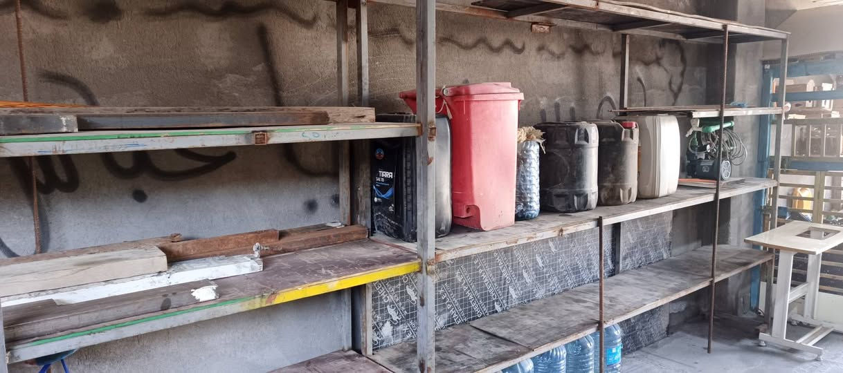 السلام عليكم واجهه محل طول خمسه امتار وارتفاع مترين ونص هوه وجامه موجود وبيه باب طلاكه وثلاث ارفوف طول ثلاثه متر قويات للستفسار هاذ الرقم وبيه واتساب  ***********
