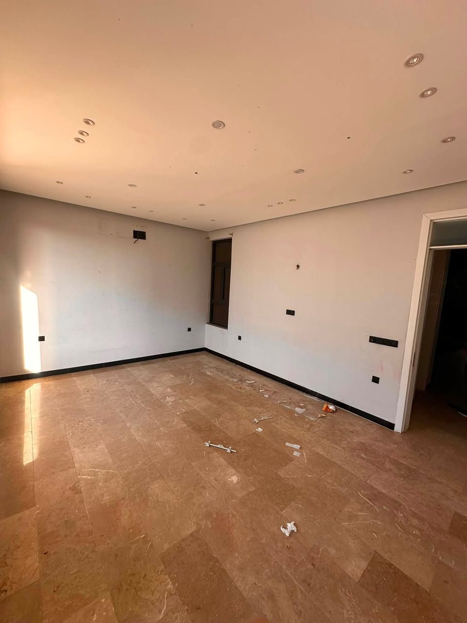 � للإيجار في السيدية 🏠
🔹 مساحة العقار: 150 م²
🔹 بناء حديث (زيرو)

✅ 4 غرف نوم
✅ صالة
✅ مطبخ
✅ خدمات
✅ كراج

💰 قيمة الإيجار: 2 مليون دينار (قفل)

📞 للاستفسار: ***********

