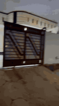 بيت للبيع الشراع خلف الملعب السباعي مجاور المدرسه الجديده طابق واحد غرفتين صاله مطبخ استقبال كراج سياره صحيات سنه البناء٢٠٢٢ 
٢٠٠م شارع ١٥ وكدامه حديقه ومدرسه
السعر ١٠٥وبي مجال 
مكتب كريم العبيدي 
***********
