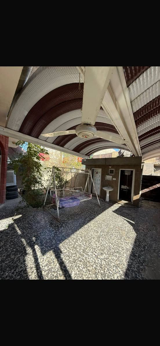 مساحه ٢٢٥ متر طابو زراعي سند ٢٥  بناء ٢٠١٠ بيت كامل صاله وغرفه وكليدور ومناور وصحيات داخليه وخارجيه ومطبخ بارد وخلف البيت مطبخ حار  وحديقه وكراج سياره وطابق ثاني غرفتين  عرض شارع ٧ متر يبعد عن شارع الكورنيش العام ٥٠ متر
خامس بيت عن الشارع قرب جسر بته 
للاستفسار اكثر اتصل على الرقم ***********
