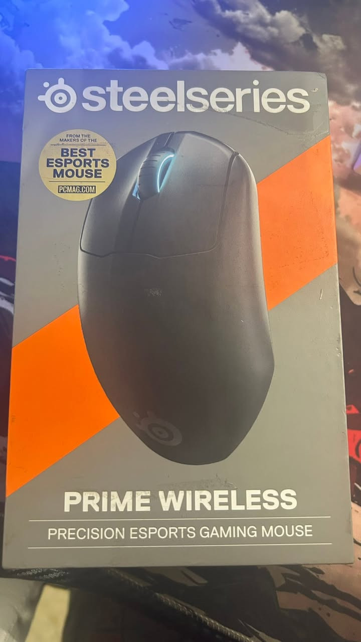 SteelSeries Prime Wireless
مو مجرد ماوس ألعاب، هذا ماوس مصمم من الأساس للألعاب التنافسية والبطولات. تم تطويره بالتعاون مع أكثر من 100 لاعب Esports محترف حتى يكون كل جزء منه موجه للفوز والأداء العالي.  

المواصفات التفصيلية

*  المستشعر: TrueMove Air
*  الدقة: 18,000 CPI (DPI)
*  سرعة التتبع: 400 IPS
*  التسارع: 40G
*  الاتصال: Quantum 2.0 Wireless منخفض التأخير
*  Polling Rate: حتى 1000Hz
*  البطارية: أكثر من 100 ساعة لعب على شحنة واحدة
*  الوزن: 80 غرام
*  السويتشات: Prestige Optical Magnetic
*  عمر السويتشات: أكثر من 100 مليون ضغطة
*  يدعم حفظ إعدادات DPI وPolling Rate داخل الماوس نفسه
*  شحن USB-C سريع
*  مناسب خصوصاً لـ Claw Grip و Fingertip Grip  

ليش يعتبر ماوس بطولات؟

 شركة  SteelSeries سوّقت سلسلة Prime على أنها سلسلة Esports احترافية، وتم تصميمها مع لاعبين محترفين بهدف المنافسات الرسمية. كما استُخدمت ماوسات Prime من قبل لاعبين معروفين في مشهد Counter-Strike مثل Finn Andersen وظهر استخدامها ضمن بيئات تنافسية احترافية.  

إذا كان الماوسات مثل السيارات، فالـ Prime Wireless مو سيارة استعراض مليانة أضواء، بل سيارة سباق تركيزها كله على الأداء. لا RGB مبالغ فيه، لا وزن مزعج، لا بطارية ضعيفة. كل شيء فيه معمول حتى يخليك تركز على التصويب والفوز.

 تتبع دقيق جداً
 استجابة لاسلكية سريعة جداً
 بطارية جبارة
 سويتشات من أقوى وأطول السويتشات عمراً بالسوق
 مريح للجلسات الطويلة
 فعلاً مصمم بروح البطولات والـ Esports

 تقييمي له بالألعاب التنافسية مثل CS2 وValorant: 9/10. حتى في 2026 ما زال ماوس محترم جداً. خلل بسيط جدا فقط بالسكرول يتبدل بسعر رخيص وهيه قطعة استهلاكية وبسيطة
السعر الاصلي:135الف
السعر المعروض:75الف استعمال خفيف 
للتواصل على الرقم ***********
