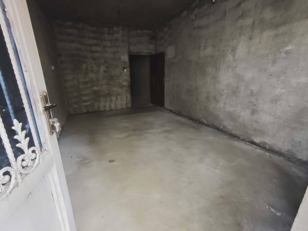 مشتمل لليجار طابق واحد.  
 :الموقع الحسينية  السكلات منطقة 14قريب عله سايدين ال13 و14 بيه ماء وكهرباء كامل 
السعر 175
الرقم  ***********
