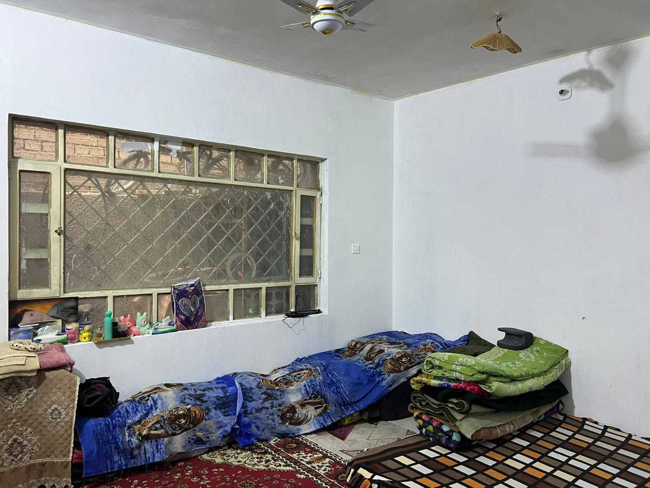 بيت للبيع المساحه 108متر
الواجه 8والنزال 13 مدخلين للبيت 
غرفة نوم وحده  ترك على عرض البيت استقبال  حولي  مطبخ 
خدمات داخليه وخارجيه 
البيت زراعي خدمات كامله 
المكان كفائات شهداء السيديه 
موقع قريب الشارع التجاري 
 وات ساب او اتصال مع صاحب الدار ***********
