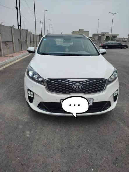 للبيع سورنتو 2018 رقم بغداد فول مواصفات 1/1 بانوراما  السياره مكفول من كلشي
السياره مكفوله من الصبغ ماعدا بارد تحت قبغ البانزين تقريبا أقل من شبر  كما موضح في السونر محرك وكير مكفول في وضع الشركه كما موضح في السونر
المواصفات الميكانيكية:
المحرك:  6 سلندر 3.5 لتر (3500cc)، العداد  108.000 km ماشيه
ناقل الحركة: أوتوماتيكي، 6 سلندر
الدفع:  دفع رباعي (4WD) 
المواصفات الخارجية:
الإضاءة: لد أمامي وخلفي، كشافات ضباب ليد، زنون أصلي.
الجنوط: ويل كروم مقاس 19 بوصة
المرايا: كهربائية مع إشارات انعطاف ونظام ترحيب ذكي.
الأبواب: نظام بصمة للفتح والقفل، ، والجنطة الخلفية كهربائية مع شفط. 
المواصفات الداخلية والتقنية:
المقاعد: جلد، كهربائية، وتبريد
التبريد: 3 قطع تبريد (أمامي وخلفي).
التحكم: تحكم كامل من المقود، مثبت سرعة، ونظام تشغيل بالبصمة (بصمة تشغيل).
الشاشة: شاشة معلومات وترفيه كبيرة تدعم آبل كاربلاي وأندرويد أوتو، بلوتوث، وUSB.
الأنظمة: أنظمة قيادة متعددة (ايكو، سمارت، كومفورت، سبورت)، كاميرا خلفية، حساسات أمامية وخلفية، وبرادات خلفية.
سياره كلش حلو ورزنه  بالعافيه  عليه الى اتصير من نصيبه 
السعر 258 $
رجاءأ الشراي والجناي يتصل ويدلل السعر بيه مجال قليل حك الجيه 
ارجوا التواصل على الواتساب فقط *********** 
غير متاح على المسنجر
