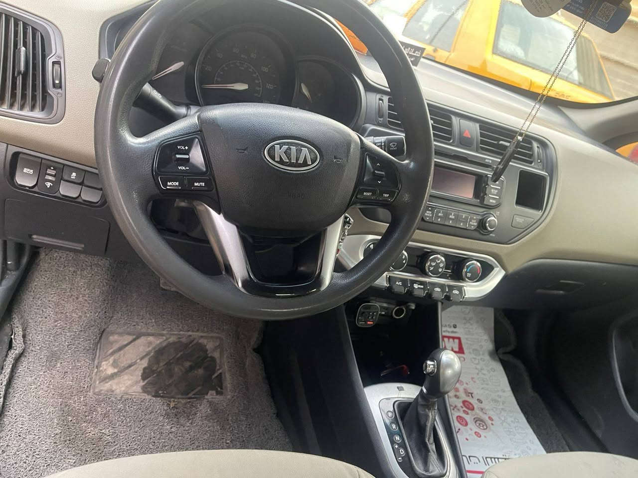 السلام عليكم كيا ريو 2014 محرك 1600بدون صبغ سيارة كلش نظيفة مال بيت ماشيه 79الف ميل ABS 4دسك بريك اربع تايرات جدد قبل  سبوعين شادهن صدر جديد سياره على وضع الشركة  تحويل ثاني يوم سنويا جديدة والسعر90 وبيها مجال قليل مكانها بغداد رقم التلفون ***********
