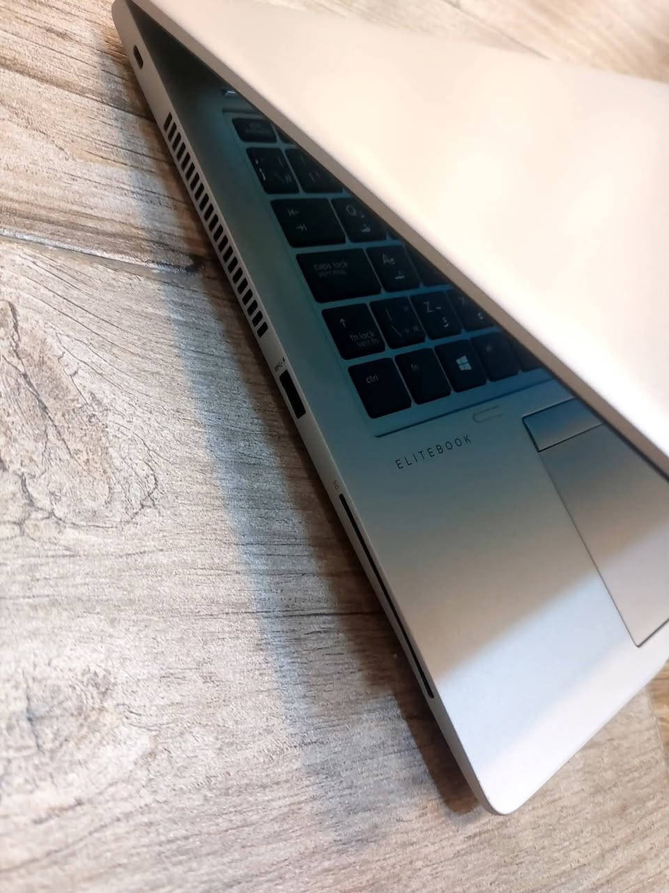 لابتوب Hp 850 elitebook غلاف معدني سوبر سلم خفيف حجم شاشة كبير 15.6 انج مناسب للدراسة والاعمال المكتبية
 Hp 850 Ci5 جيل ثامن
. 
السعر 325 الف مع التوصيل
. 
 النظافة شرط اخو الجديد تفحص بيدك واجيك يلة تأخذها اذا بيها شخط ترجع 
……………………
 المعالج Core i5-8200U جيل ثامن 
 ذاكرة الوصول العشوائي (الرام) 8GB 
 التخزين( الهارد) 256GB SSD 
كارت شاشة انتل داخلي  4GB 
 مقاس الشاشة 15.6 انج 
 كيبورد  عربي انكليزي  
…………………………………


**إذا كنت صاحب هذا الإعلان وتريد حذفه لأي سبب، رجاءا أرسل رسالة إلى الدعم الفني**