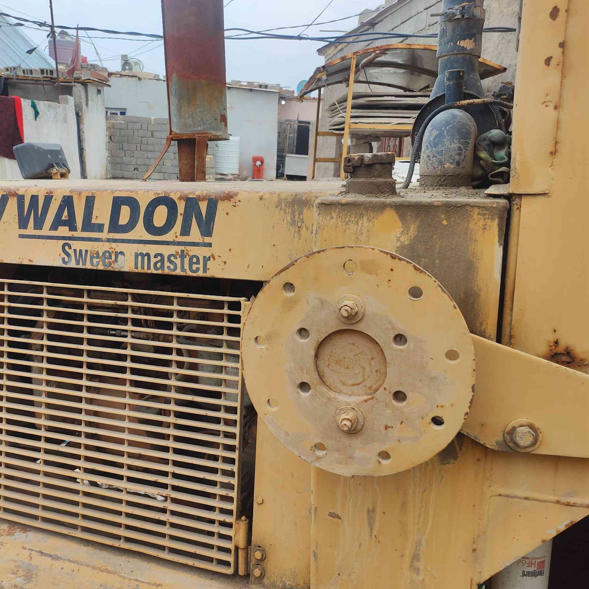 سلام عليكم 
مكناسه شارع ولدون امريكي موديل ٢٠٠٦ ارقام وسنويه اربيل منتهيه السنويه ب٢٠٢٤ 
محرك كمنز ٤ بستم بيه بخار 
مكينه جاهزه بلاديه ممفتوح بيها شي على وضع الشركه 
مكاني البصره /***********
