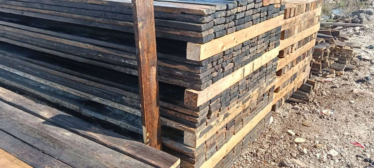 السلام عليكم قالب خشب للبيع نظيف حيل بغداد الحسينيه***********
