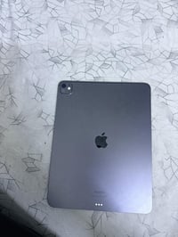 M4  ايباد برو.  البطارية ١٠٠ ٢٣ دورة شحن ٢٥٦ كيكا بايت كارتونتة موجودة...