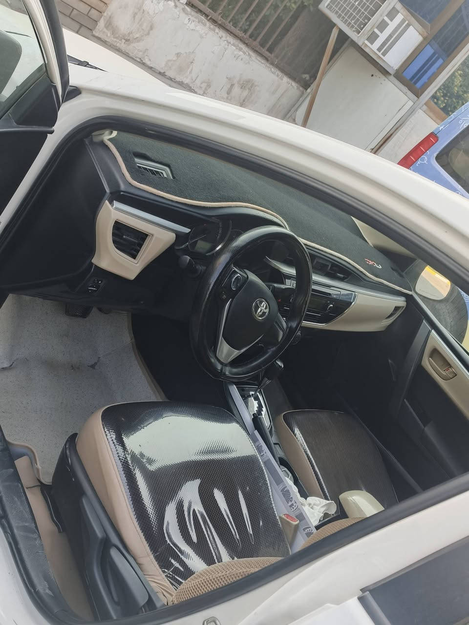 سلام عليكم كورلا 2015 للبيع سياره  كفاله بس سياره بيها نواقص ***********
