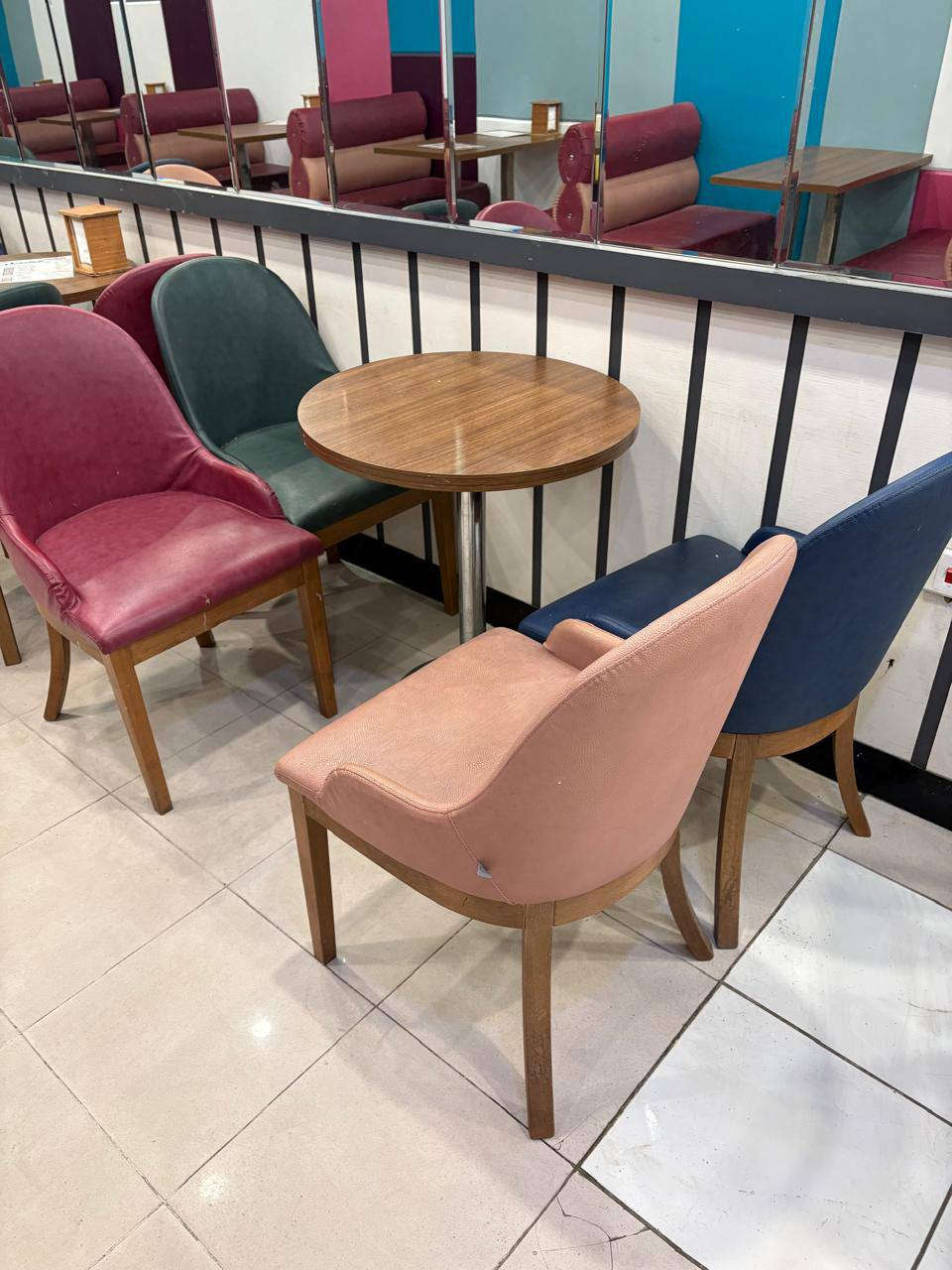 للبيع؛
طاولات دائرية عدد ٨ مع كراسي عدد ٣٢
طاولات مستطيلة عدد ٧ مع قنفات عدد ٨
مستعملة صناعة تركية في حالة جيد جداً
يصلح للمطاعم وكافيهات ما متواجد على الفيس
للاستفسار إتصال على ***********
