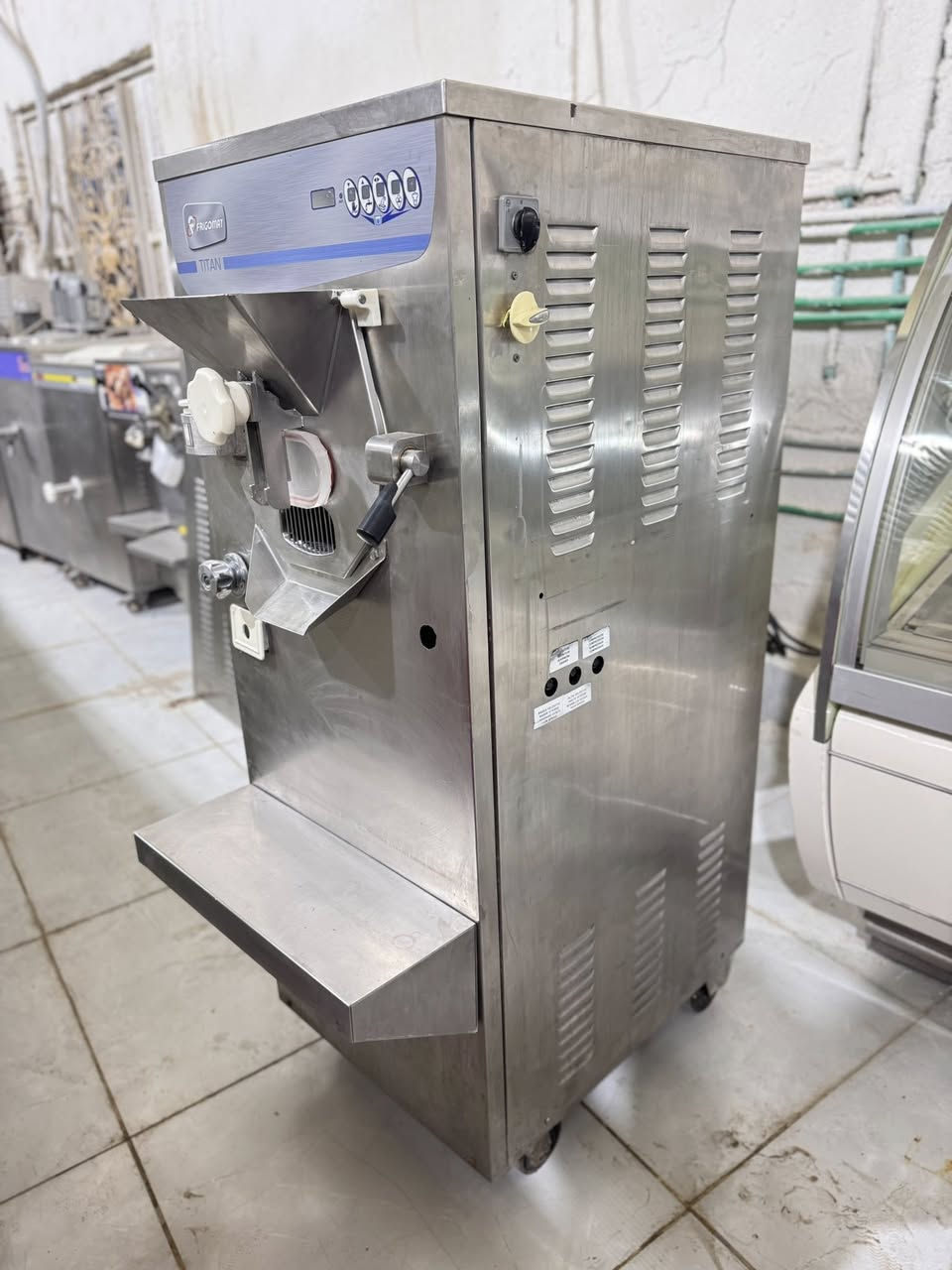 #معرض #الايطالي
إنتاجيه Ds فريكومات تيتان أيطاليا 🇮🇹
10. لتر 
مستخدم نضيف جداً 
محور سويچ سرعتين 
المكينه جاهزه من كلشي 
انتاج ناعم 
تبريد ماء 
3فيز 
السعر والتفاصيل مراسله الصفحة 
اؤ الأتصال هـ. ***********.   او.    *********** 
العنوان بصره 
#سيدحسين
