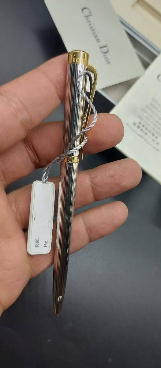 Brand new never used 

✨ قلم Dior الكلاسيكي ✨

تحفة تجمع بين الأناقة الفرنسية والفخامة الخالدة ♥️

تصميم معدني بخطوط دقيقة ولمسات ذهبية راقية تحمل توقيع Dior المميز⭐

  جديد لم يستخدم ، كامل بمشتملاته 

لمن يؤمن أن التفاصيل الصغيرة هي التي تصنع الفرق الكبير.

🖋️ Dior – فخامة تُكتب بها قصتك.


**إذا كنت صاحب هذا الإعلان وتريد حذفه لأي سبب، رجاءا أرسل رسالة إلى الدعم الفني**