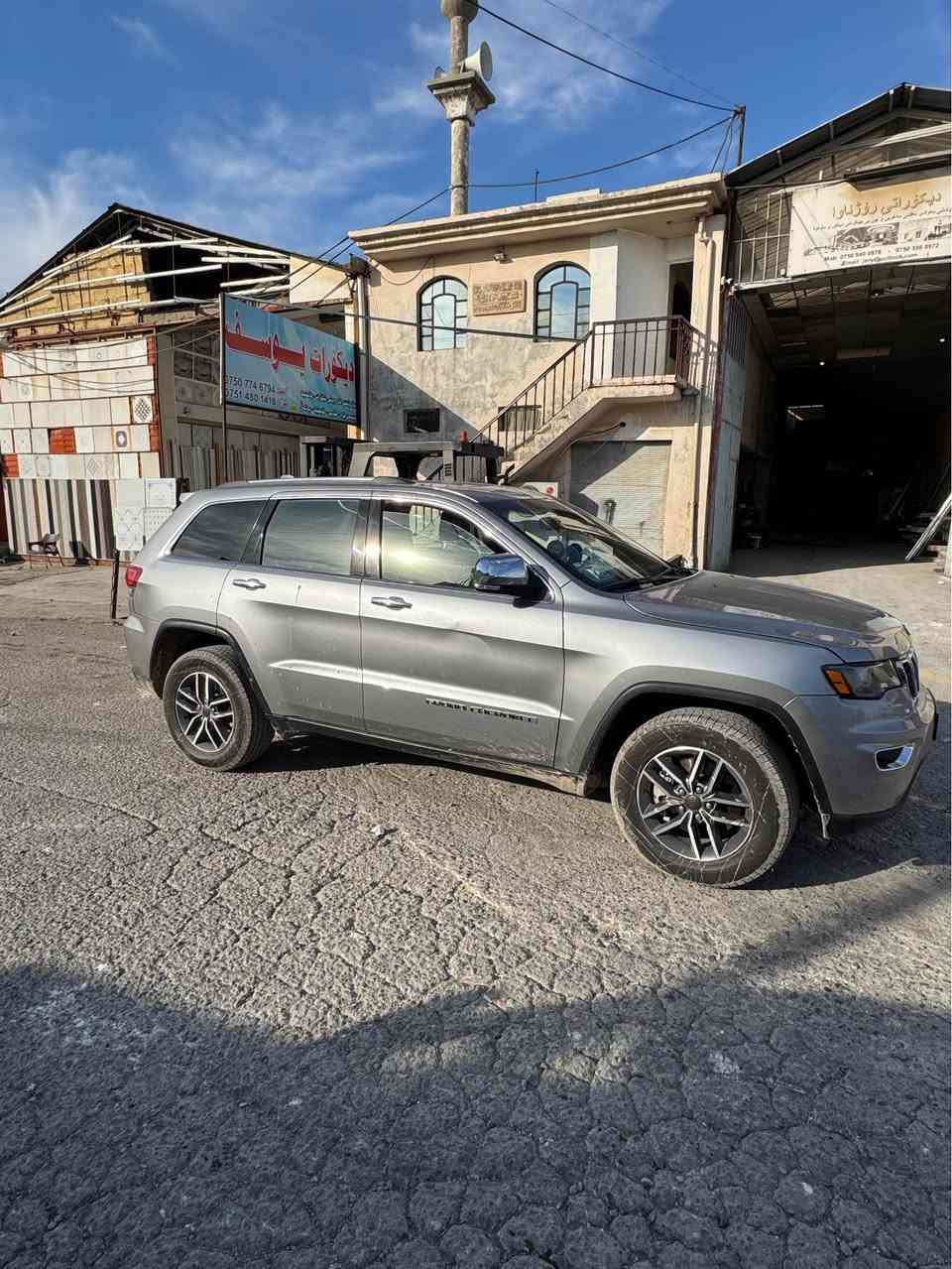 سلام عليكم اخوان 

JEEP GRAND CHEROKE  2021
٦ سلندر  LEMETID

مواصفات :
سقف فتحه سلايد
كشنات جلد
كشنات تدفئه
كشن خزن
شاشة كبير
رادار خلفي
كاميرا
تحديد سرعة
تحكمات ستيرن
تبريد مركزي
بعد مواصفات هيه معروف ليميتد
السياره ماشيه 128الف 
ملاحضة:
السيارة بيها 4 قطع صبغ 
جاملغ امامي سايق ، باب سايق ، باب خلفي جاملغ خلفي 
بشرت انتيك سياره بدون دواخل بدون ايرباك كل سليم
مكان اربيل

سعر ماله 240$
رقم تلفون : ***********
     *********** أربيل, العراق
