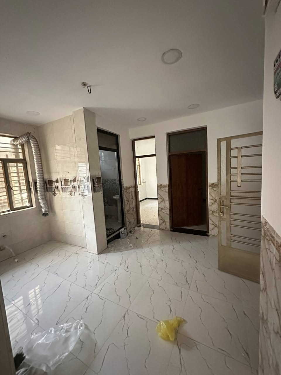 شقة ٩٠ متر #للايجار 
الموقع / حي العقاري الأولى قرب مدرسة تدمر الابتدائية 
تحتوي / استقبال وغرف نوم عدد ٣ وخدمات 
للاستفسار اكثر الاتصال 
***********

مكتب الاخوين للعقار
