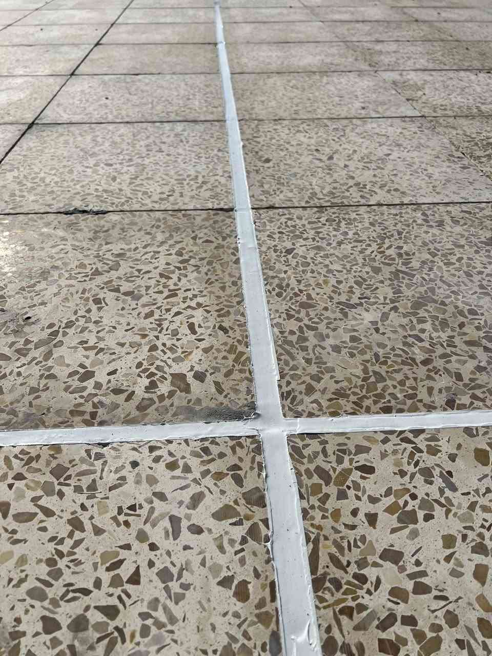 عبارة عن معجون (صوصج )  بولييوريثان غير قابلة للانزلاق لتعبئة الفواصل العمودية و الافقية . 

تستعمل في خزانات المياه , احواض السباحة ,تعبئة الفراغات حول الابواب و الشبابيك تستخدم على الخشب و الحديد و السيراميك و الكونكريت .
تمتاز بقدرة لصق قوية ومقاومة كيميائية و حرارية عالية . ذات قدرة على تحمل التغيير في درجات الحرارة حيث تعمل من -40 و حتى 80 
متوفرة بخمس الوان (ابيض , اسود, جوزي ,بيجي , )
صناعة يونانية 

العنوان /صلاح الدين/تكريت /القادسيه شارع الكراج 
هـ/***********  ***********
