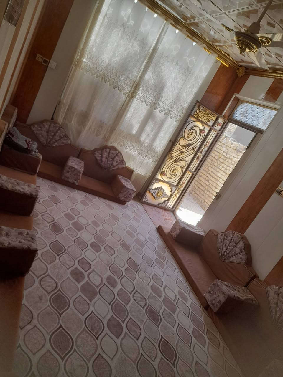 السلام عليكم بيت للبيع مساحه ١٠٠ م .
خلف الملعب شارع أحمد الوائلي متكون من استقبال وغرفه وصاله ومطبخ وصحيات مع الاثاث ....الشراي يتصل على الرقم التالي ***********
