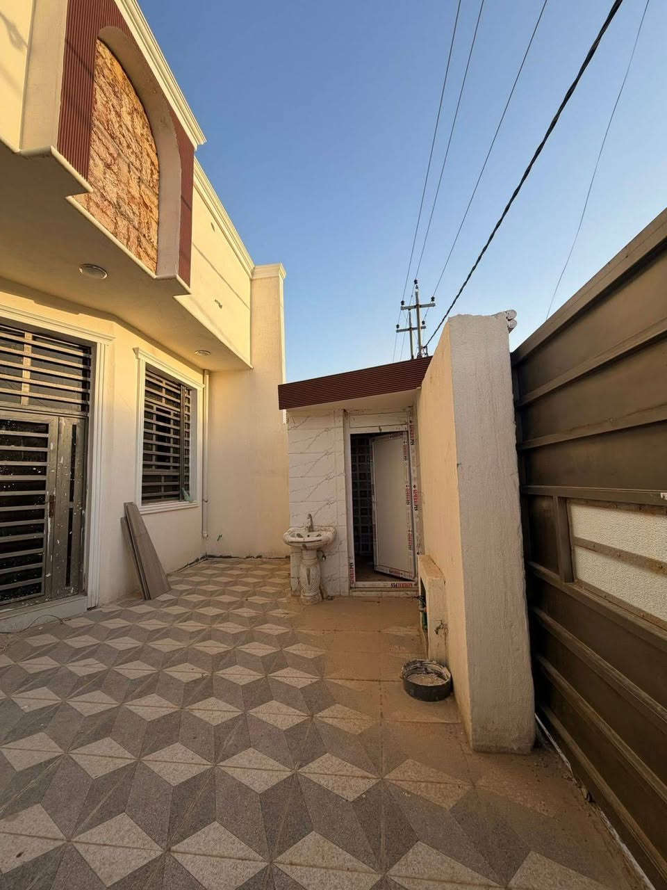 🏘️دار للبيــــــــــع  (بناء حديث ممسكون سابقاً)
فـٓــــــي آبـــــــو غــــــرق حـــــــي المرتضـــــــىٰ
_________________
المساحـــــة // 150م #طابـــــو #مــــــلك #صــــرف
الواجهــــــــة // 7.5م
النـــــــــــــزال // 20م
_________________
🧱#البنــــــــــــــاء
غرفـــــــــــة وصالــــــــــة وهـــــــــــول ومطبـــــــخ ومجمــــــــع صحيـــــــــات ومنـــــــــــاور وكـــــــــراج ... 
__________________

__________________💲
السعـــــــر 95 مليـــــــون ممگـــــــن تفــــــاوض
__________________💲

__________________
#مكتـــــــــب
           🏘️أمـــــــــــلاك بابــــــــــــل للعقـــــــــار🏘️
#الكائـــــــــن
 شارع_الكرامة_قرب_الضريبة_مقابل_التخطيط_العمراني
        ***********📞☎️📞***********
_____________________________________________
