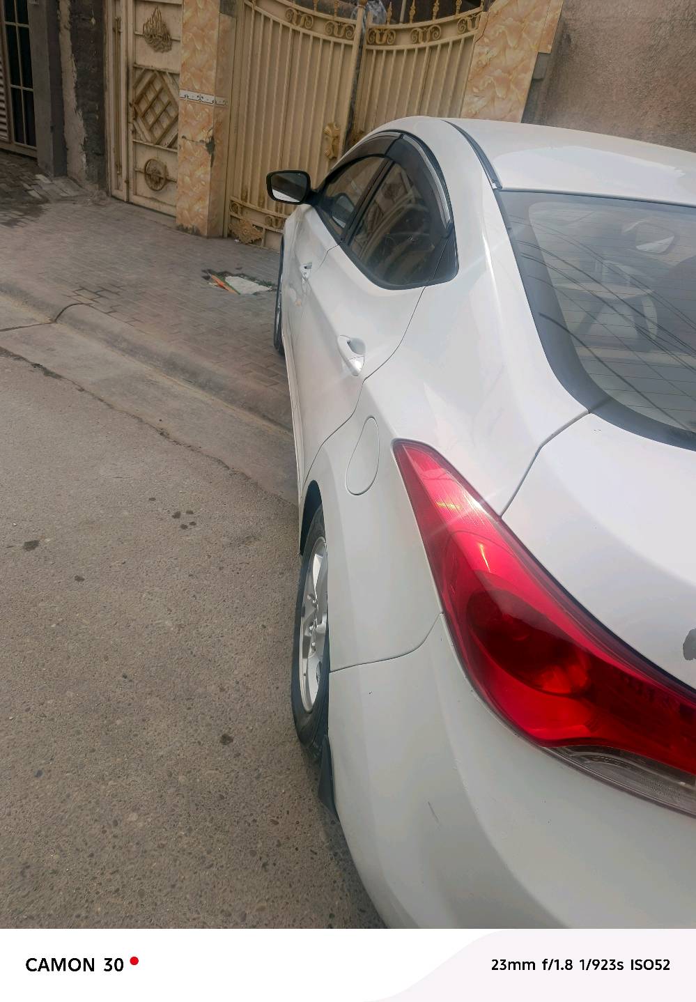 سيارة هيونداي إلنترا بيضاء بحالة جيدة، تم الاعتناء بها جيدًا. المقصورة الداخلية مريحة ومجهزة بنظام تكييف فعال، مما يجعلها مثالية للقيادة اليومية. إطارات جديدة وحديثة أكثر أمانًا.