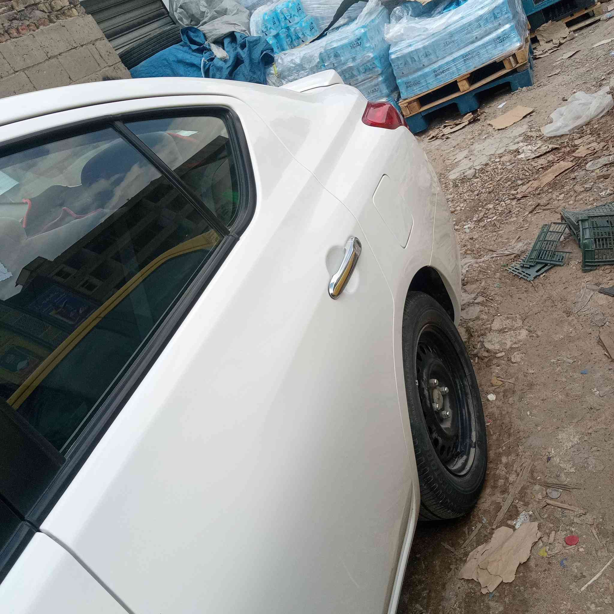 نيسان صني هندي موديل 24 ماشيه 16 الف تقريباً
قطعتين تبريد 
جامتين كهرباء 

السياره مكفوله كفاله عامه عده الخدوش وكم شخط بسيط جدا السياره مكفوله كفاله عامه وعلى وضعها 

رقمها بغداد تحويل ثاني يوم 
سعرها 123 ورقه بيها مجال بسيط 
مكانها بغداد جميله ***********
